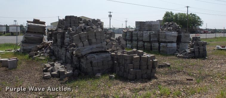 image for item DD1725 Approximately 90 pallets of landscape blocks