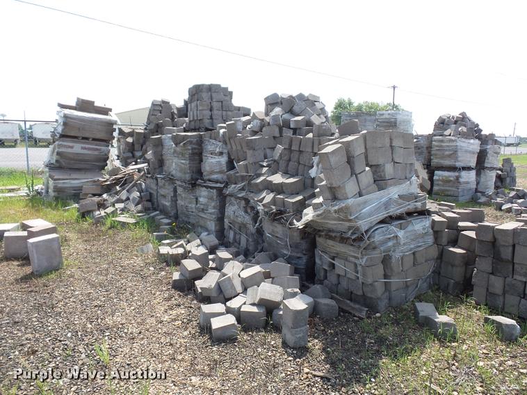 image for item DD1725 Approximately 90 pallets of landscape blocks