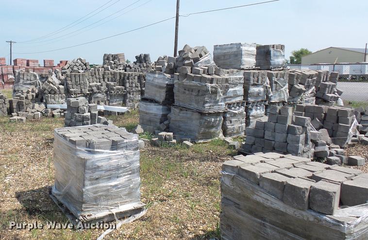 image for item DD1725 Approximately 90 pallets of landscape blocks