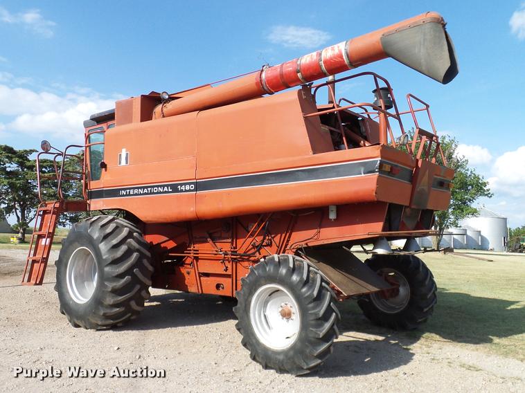 image for item DA6850 1980 International 1480 combine