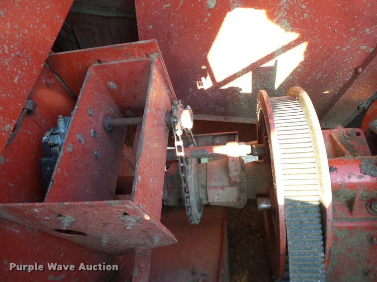 image for item DA6850 1980 International 1480 combine