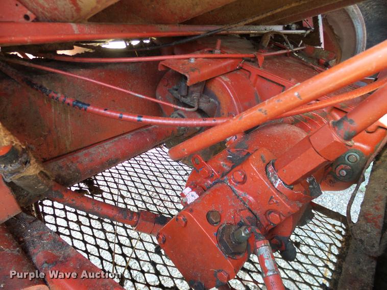 image for item DA6850 1980 International 1480 combine