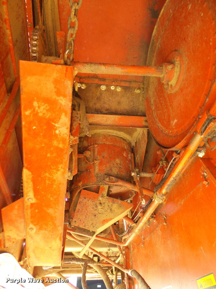 image for item DA6850 1980 International 1480 combine