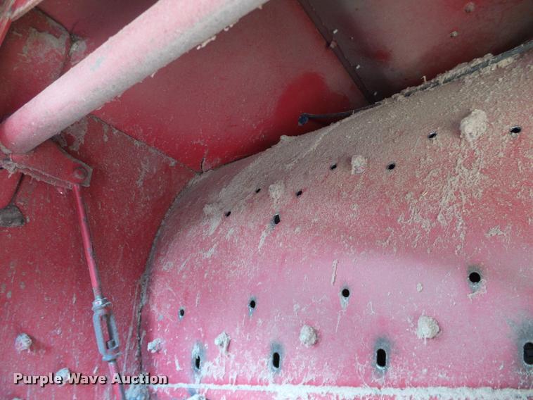 image for item DA6850 1980 International 1480 combine