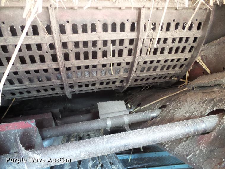 image for item DA6850 1980 International 1480 combine