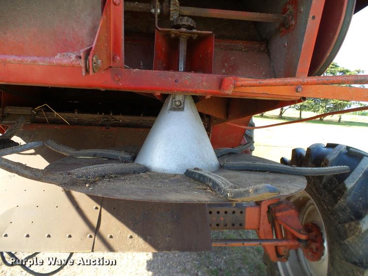 image for item DA6850 1980 International 1480 combine