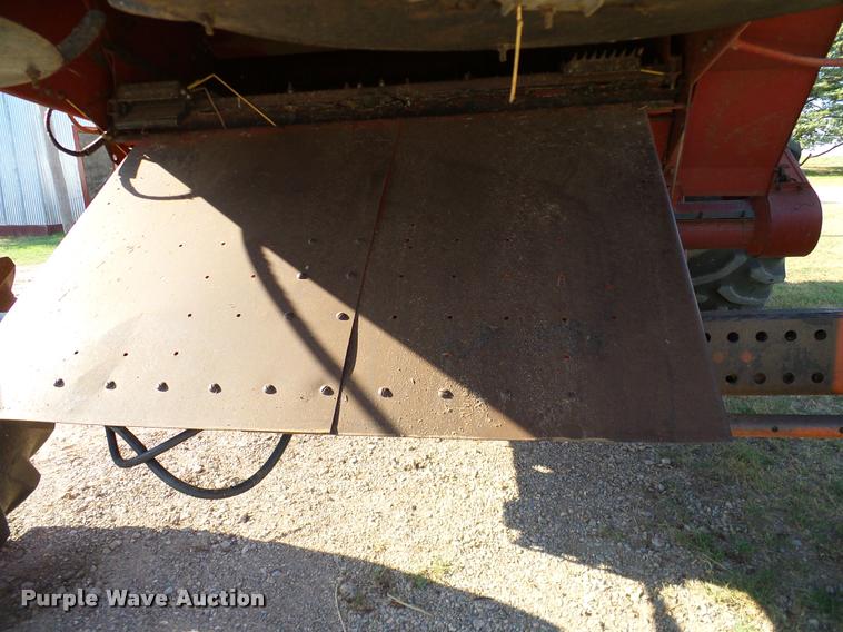 image for item DA6850 1980 International 1480 combine