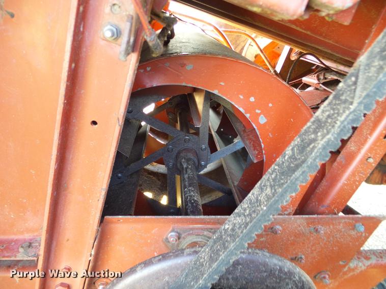 image for item DA6850 1980 International 1480 combine