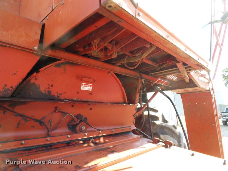 image for item DA6850 1980 International 1480 combine