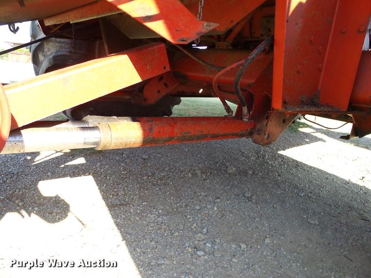 image for item DA6850 1980 International 1480 combine
