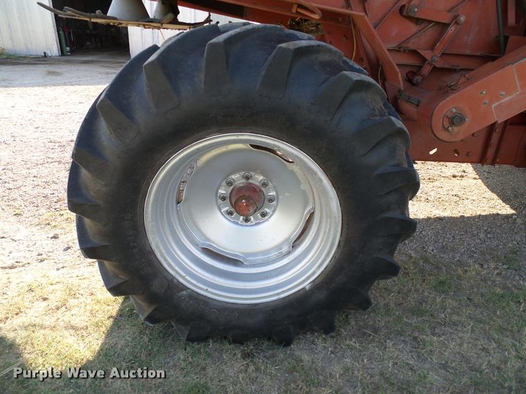 image for item DA6850 1980 International 1480 combine