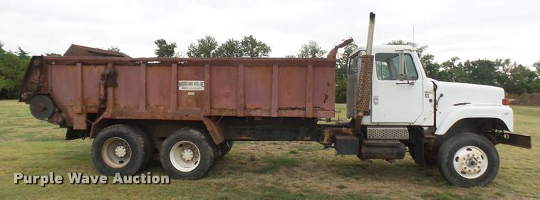 image for item DA7769 1978 International F2554 manure spreader truck
