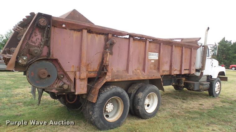 image for item DA7769 1978 International F2554 manure spreader truck
