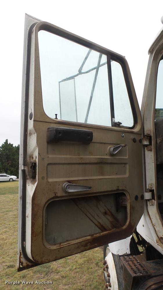 image for item DA7769 1978 International F2554 manure spreader truck