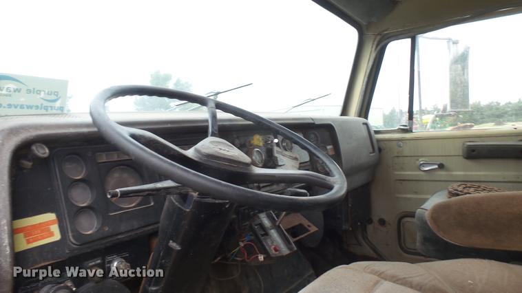 image for item DA7769 1978 International F2554 manure spreader truck