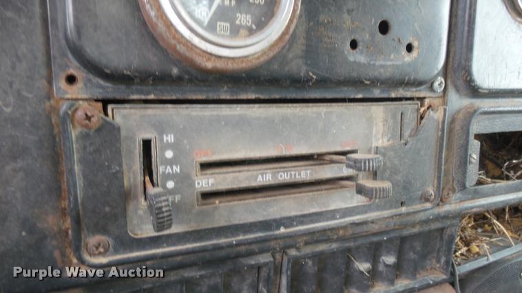 image for item DA7769 1978 International F2554 manure spreader truck