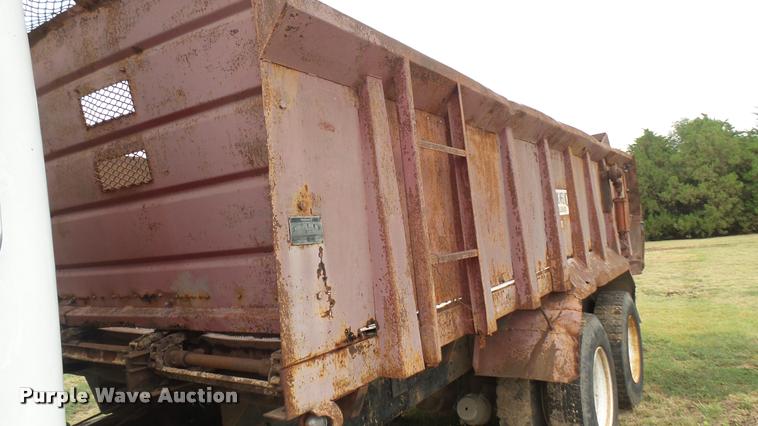 image for item DA7769 1978 International F2554 manure spreader truck