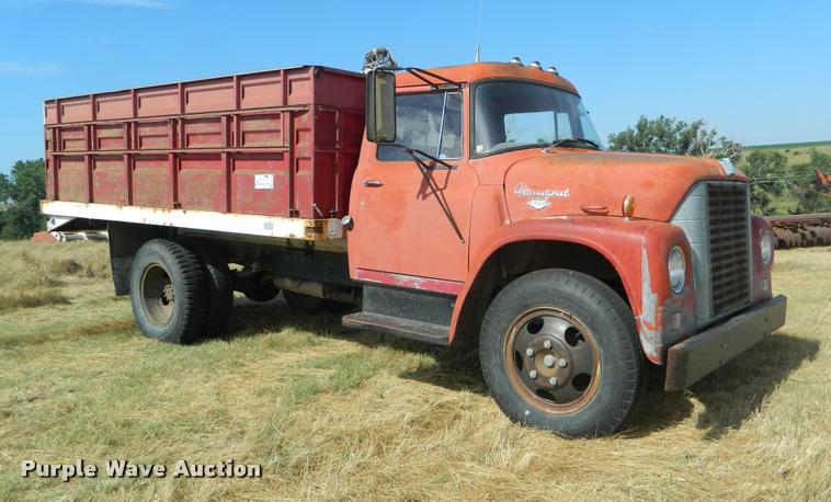 image for item DB1095 1964 International 1600 grain truck