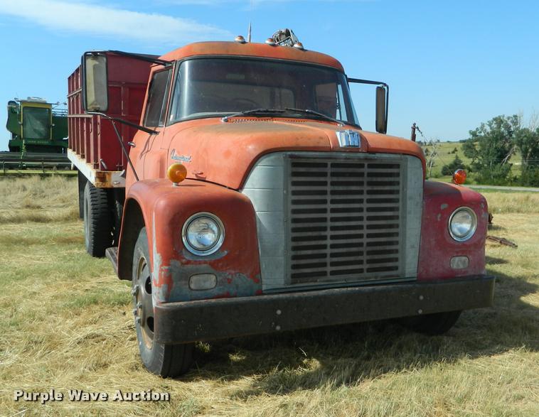 image for item DB1095 1964 International 1600 grain truck