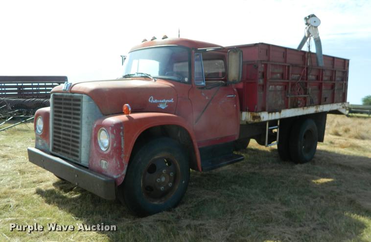 image for item DB1095 1964 International 1600 grain truck