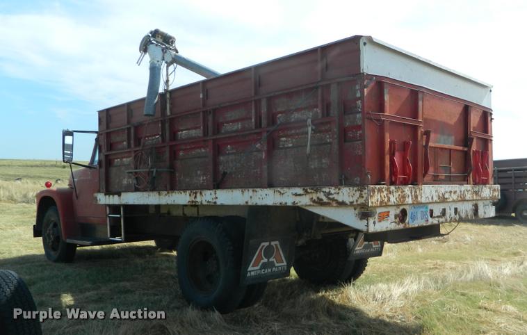 image for item DB1095 1964 International 1600 grain truck