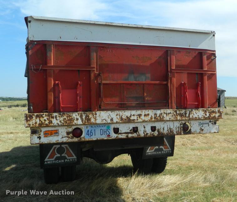 image for item DB1095 1964 International 1600 grain truck