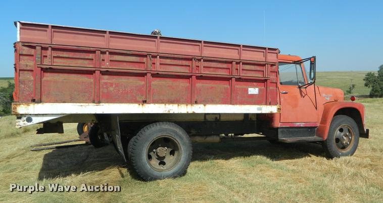 image for item DB1095 1964 International 1600 grain truck