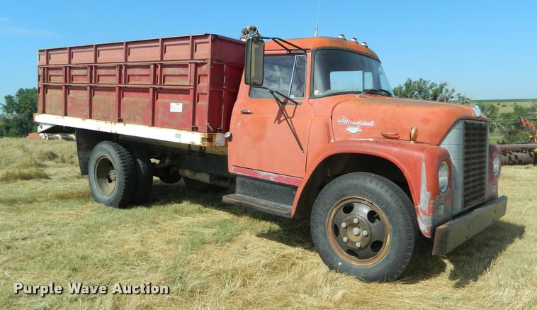 image for item DB1095 1964 International 1600 grain truck
