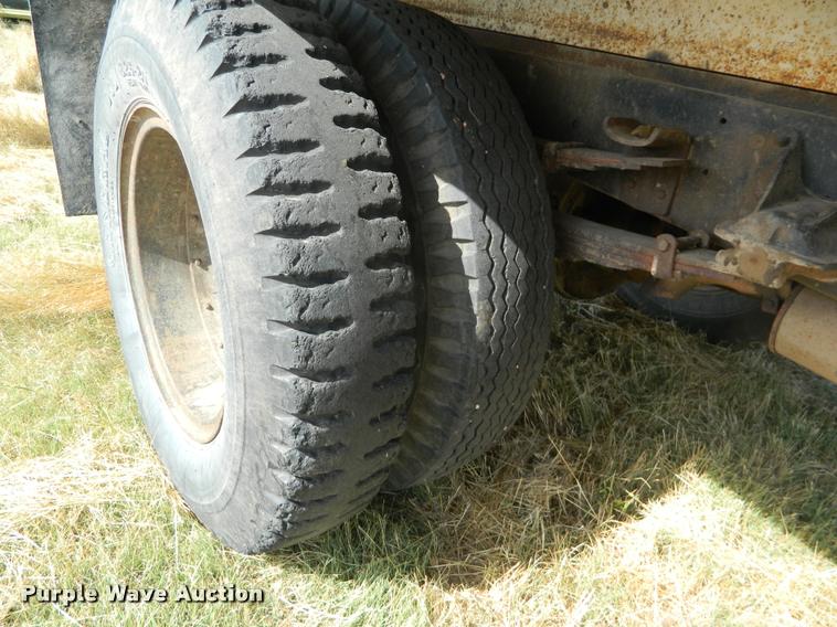 image for item DB1095 1964 International 1600 grain truck