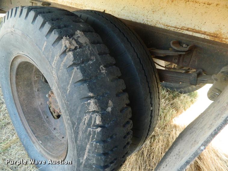 image for item DB1095 1964 International 1600 grain truck