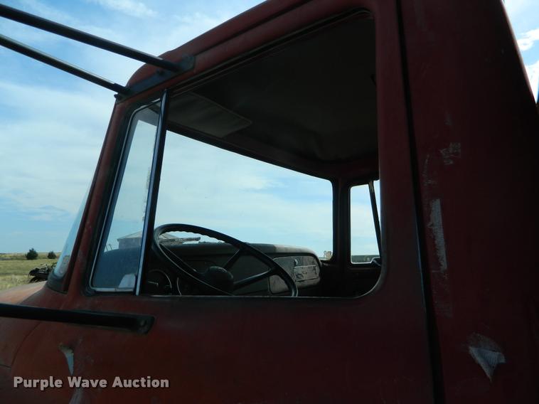 image for item DB1095 1964 International 1600 grain truck