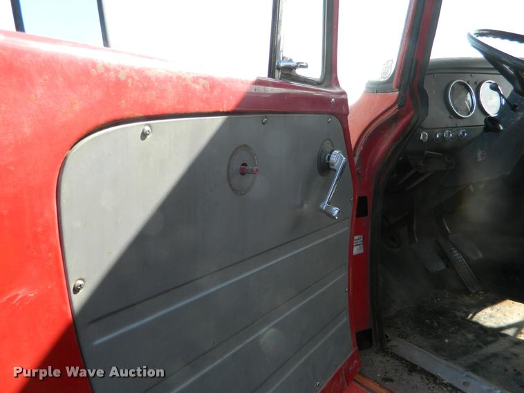 image for item DB1095 1964 International 1600 grain truck