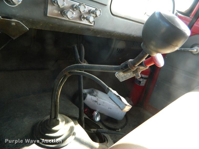 image for item DB1095 1964 International 1600 grain truck