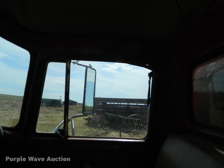 image for item DB1095 1964 International 1600 grain truck