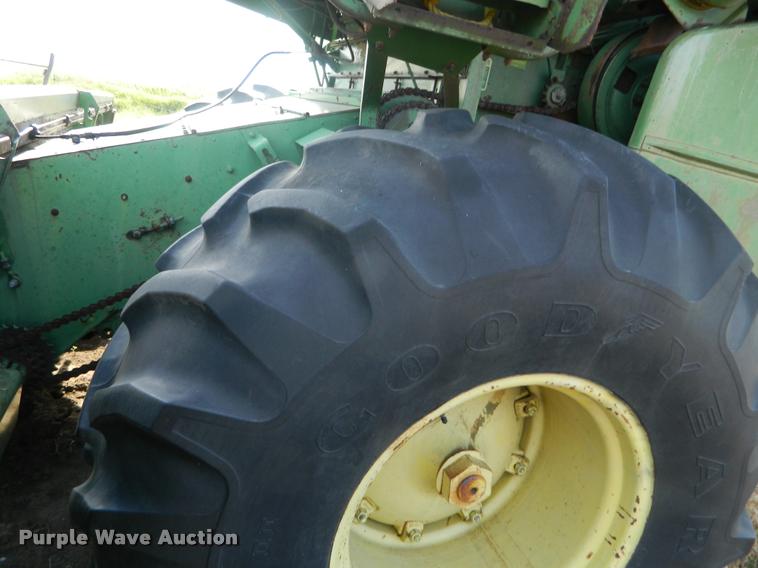 image for item DB1097 John Deere 105 combine