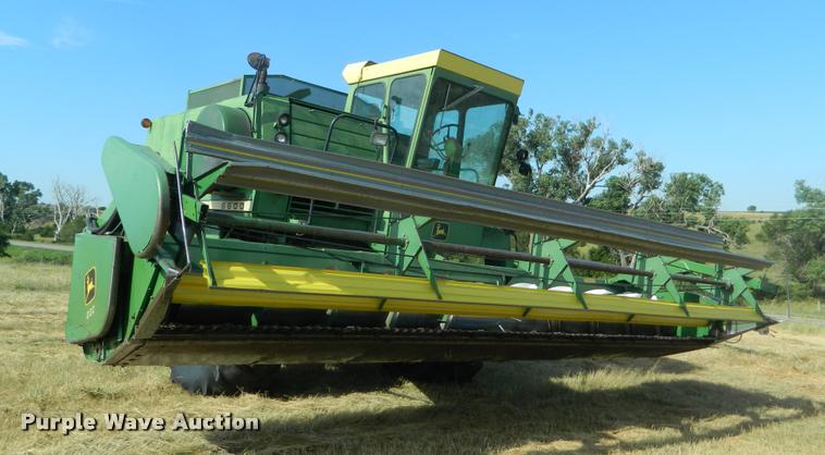 image for item DB1103 1976 John Deere 6600 combine