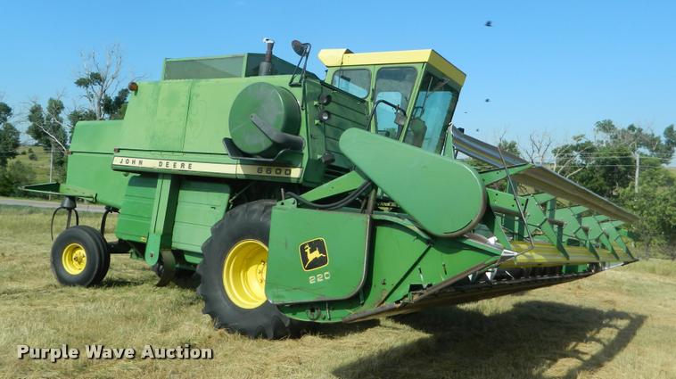 image for item DB1103 1976 John Deere 6600 combine