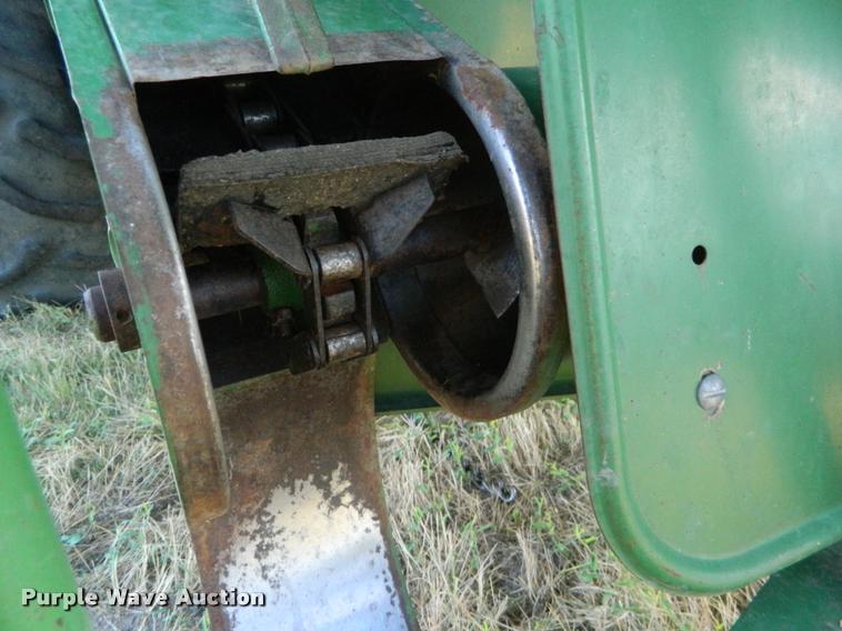 image for item DB1103 1976 John Deere 6600 combine