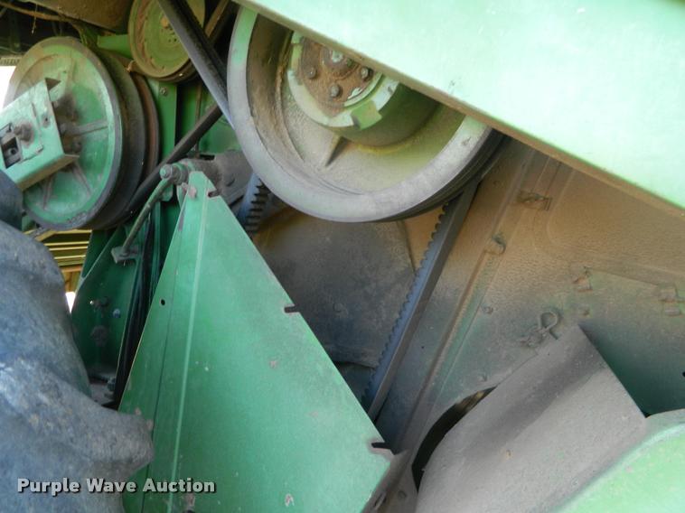 image for item DB1103 1976 John Deere 6600 combine