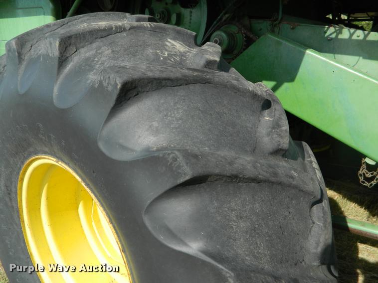 image for item DB1103 1976 John Deere 6600 combine