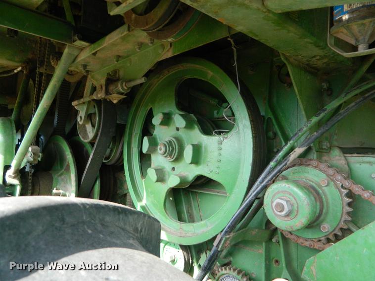 image for item DB1103 1976 John Deere 6600 combine