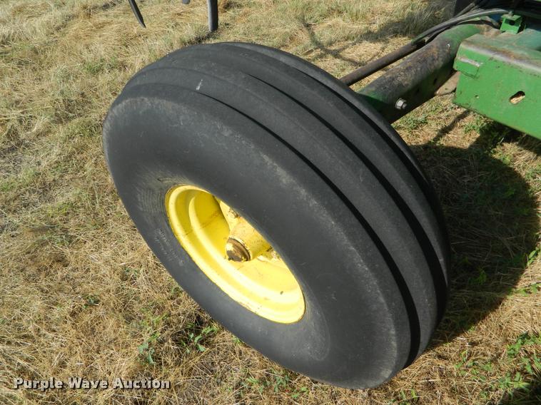 image for item DB1103 1976 John Deere 6600 combine