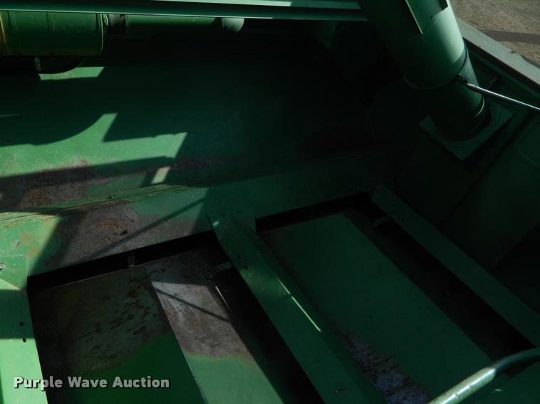 image for item DB1103 1976 John Deere 6600 combine