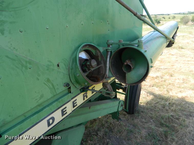 image for item DB1103 1976 John Deere 6600 combine