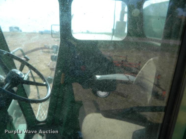 image for item DB1103 1976 John Deere 6600 combine