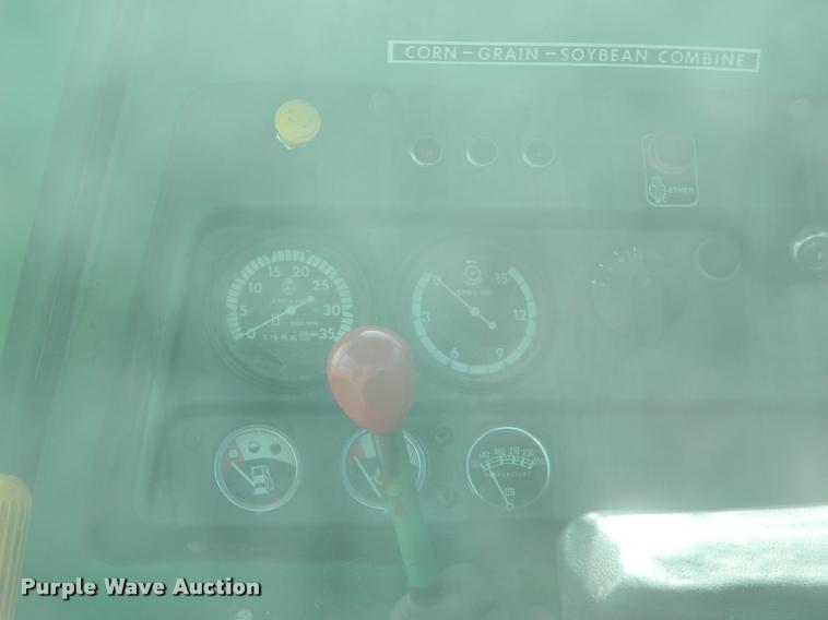 image for item DB1103 1976 John Deere 6600 combine