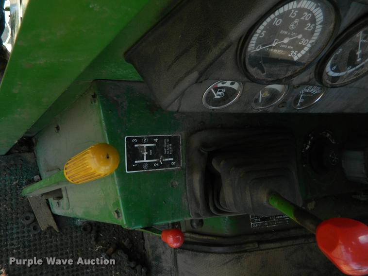 image for item DB1103 1976 John Deere 6600 combine