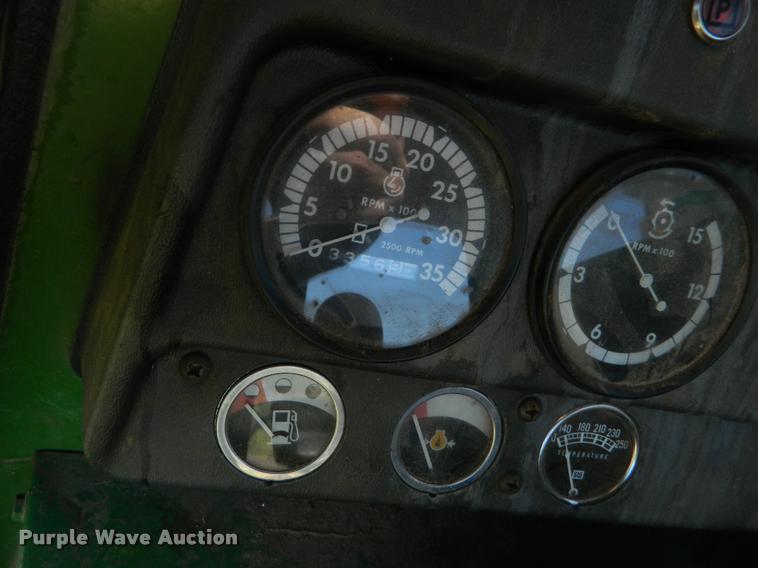 image for item DB1103 1976 John Deere 6600 combine