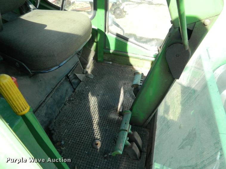 image for item DB1103 1976 John Deere 6600 combine