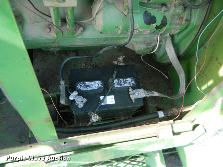 image for item DB1103 1976 John Deere 6600 combine